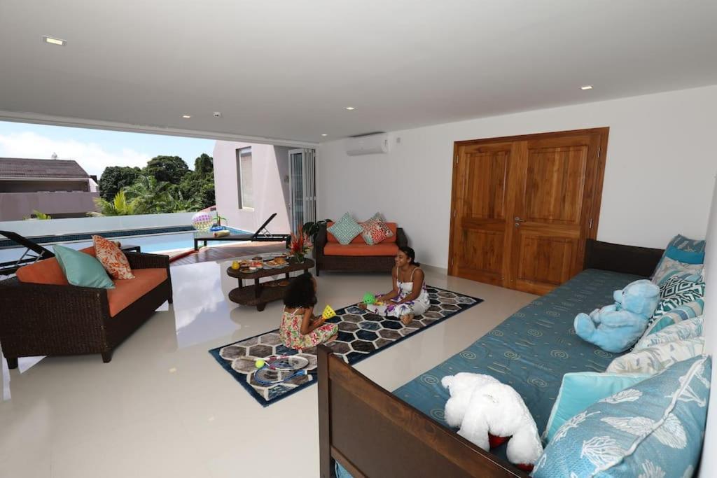 Private Double Bedroom With Ensuite In Shared Deluxe Pool Villa By Cliffhanger Misere Exterior photo